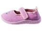 Une chaussure rose pour enfant avec un motif Frozen.
