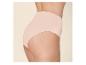 Femme portant une culotte taille haute couleur chair