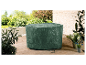 Housse de protection verte pour table de jardin sur une terrasse.