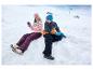 Deux enfants jouant dans la neige avec des vestes et des pantalons d'hiver.