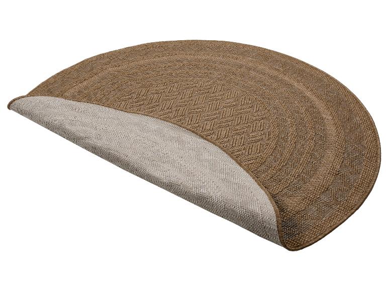 Tapis demi-rond marron avec motif à chevrons, le dessous clair est visible.