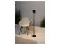 Lampe sur pied design et fauteuil moderne.