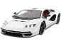 Voiture de sport blanche avec intérieur rouge sur fond noir.