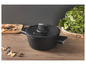 Une casserole noire avec un couvercle en verre de la marque Mepal.