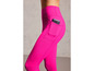 Leggings roses avec un téléphone dans la poche.