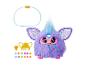 Une Furby violette avec des accessoires, comme un peigne et des breloques.