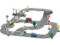 Ensemble de jeu de route en bois avec voitures jouets, panneaux de signalisation et passage à niveau.