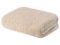 Une serviette beige pliée