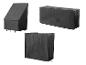 Trois housses de protection noires pour mobilier de jardin, de formes et tailles variées.