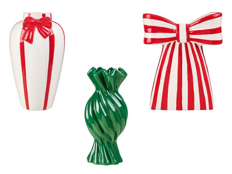 Trois vases décoratifs LIVARNO®: deux rayés rouge et blanc avec des nœuds, un vert, torsadé.