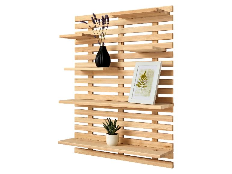 Étagère murale à lattes en bois avec objets décoratifs comme un vase, un cadre et une plante