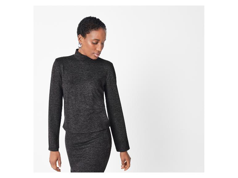 Femme portant une robe noire brillante à col roulé.