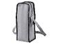 Sac à bandoulière gris avec une longue sangle.