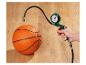 Un ballon de basket-ball est gonflé à l'aide d'une pompe à main verte.