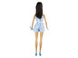 Une poupée Barbie avec une robe bleue à rayures, des chaussures bleues et des lunettes de soleil