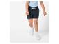Un garçon porte un short noir et des baskets blanches.