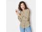 Chemise en gaze de coton beige et jeans : mode féminine décontractée.