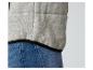 Un gilet gris avec une bordure noire sur un jean bleu.
