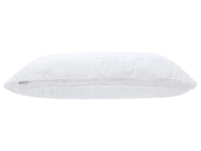 Oreiller matelassé blanc avec tissu en maille grise et une petite étiquette