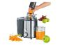 Un extracteur de jus Severin avec des carottes et des pommes pour faire du jus.