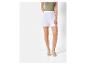 Shorts blancs et sandales à talons hauts pour femme.