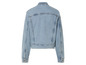 Une veste en jean bleu clair.