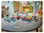 Ensemble de course LEGO Duplo Formule 1 avec voitures et accessoires sur une table.
