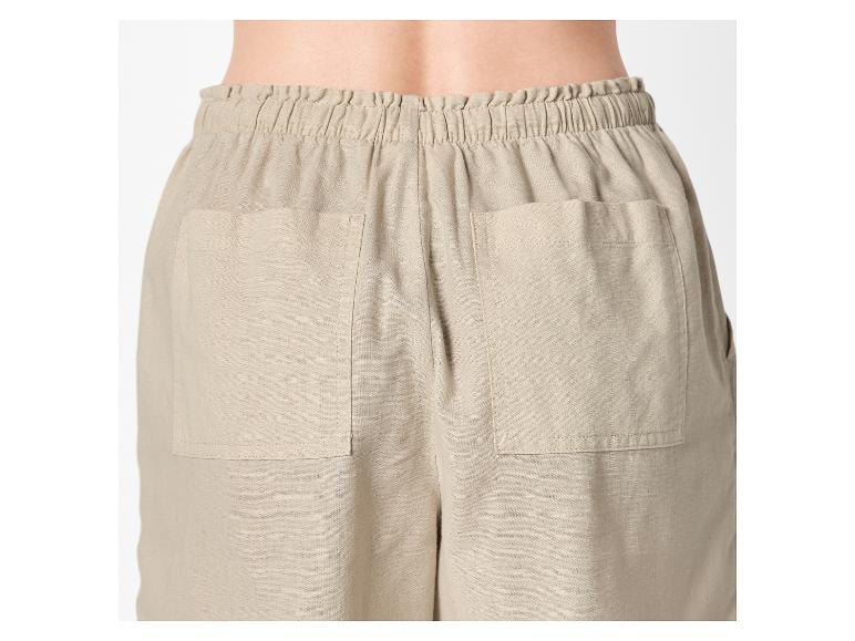 Pantalon beige femme avec taille élastiquée et poches plaquées au dos.