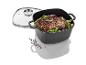 Une cocotte avec un couvercle, remplie de viande et de légumes rôtis.