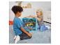 Deux enfants jouant avec la mallette de rangement Hot Wheels de KLEIN.
