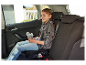 Une fillette assise dans un siège auto.
