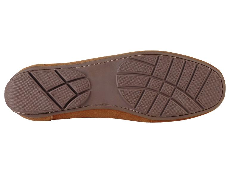 La semelle d'une chaussure en daim marron