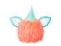 Un jouet en peluche rose avec des oreilles bleues et une queue bleue.