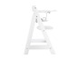 Une chaise haute en bois blanc avec un plateau et un repose-pieds.