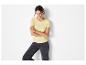 T-shirt jaune et jeans foncés : vêtements décontractés pour femme.