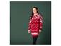 Une femme porte une robe de Noël rouge à motif blanc.