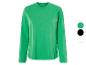 Un t-shirt vert à manches longues.