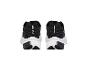 Deux chaussures de sport noires et blanches, vues de l'arrière.