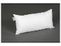 Oreiller blanc rectangulaire sur fond gris foncé.