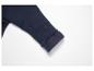 Un détail d'un sweat-shirt bleu avec une doublure en polaire.