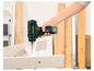 Une main utilise un tournevis Parkside X-12V Team pour visser une vis dans du bois.