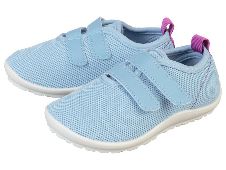 Deux paires de baskets bleues pour enfant, à scratch.