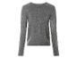 Un pull gris en tricot à manches longues.