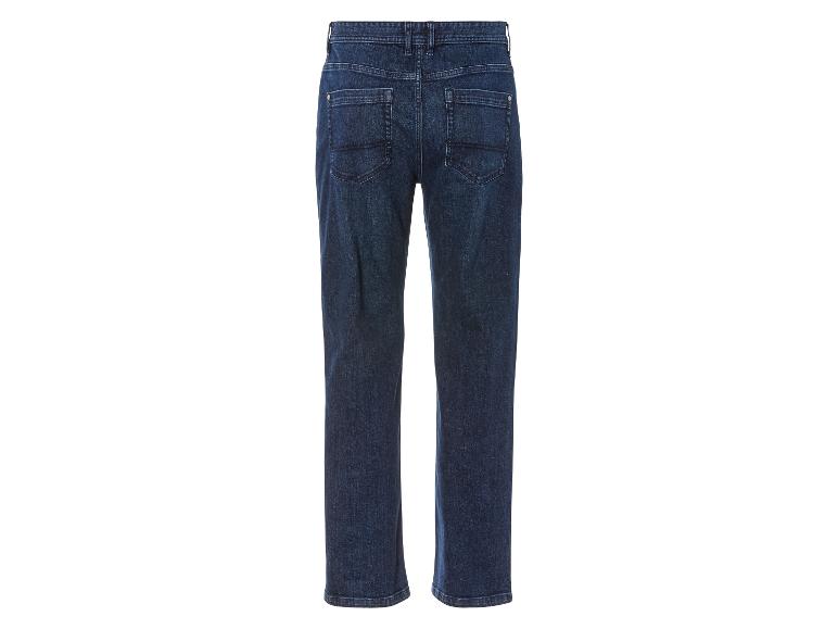 Un jean bleu pour femme.