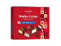 Chocolat au lait avec des boules de crème aux saveurs orange, framboise et vanille, décorations de Noël.