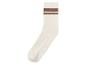Des chaussettes blanches avec des rayures marrons.