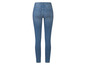 Un jean skinny bleu pour femme.