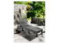 Chaise longue de jardin grise avec coussins.