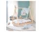 Lit en bois style tipi avec literie blanche et oreillers en forme d'étoile dans une chambre d'enfant.