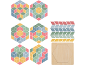 Puzzle en bois avec des pièces de losange colorées formant des hexagones 3D.